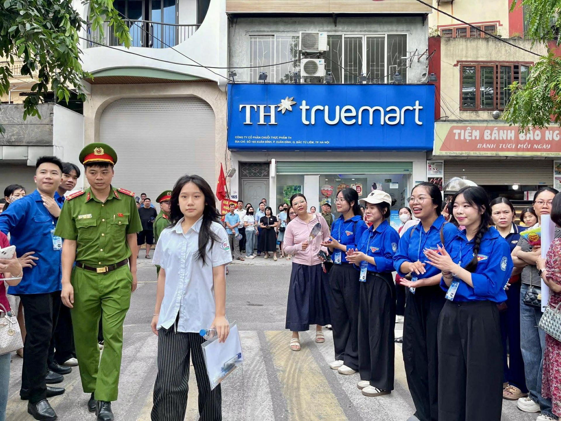 Tỷ lệ chọi "nghẹt thở", phụ huynh đứng kín cổng trường chờ con thi lớp 10 ở Hà Nội