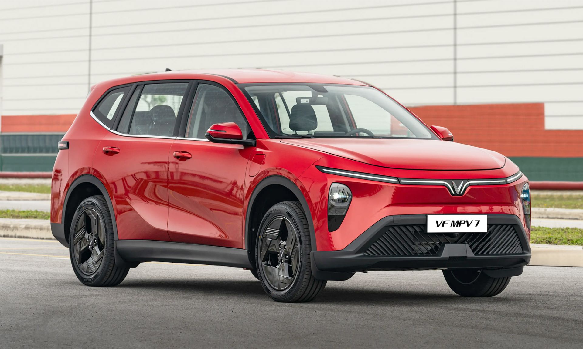 VF MPV 7 khiến người dùng bất ngờ: Chở đủ 7 người vẫn êm, nhấn ga là “đã”