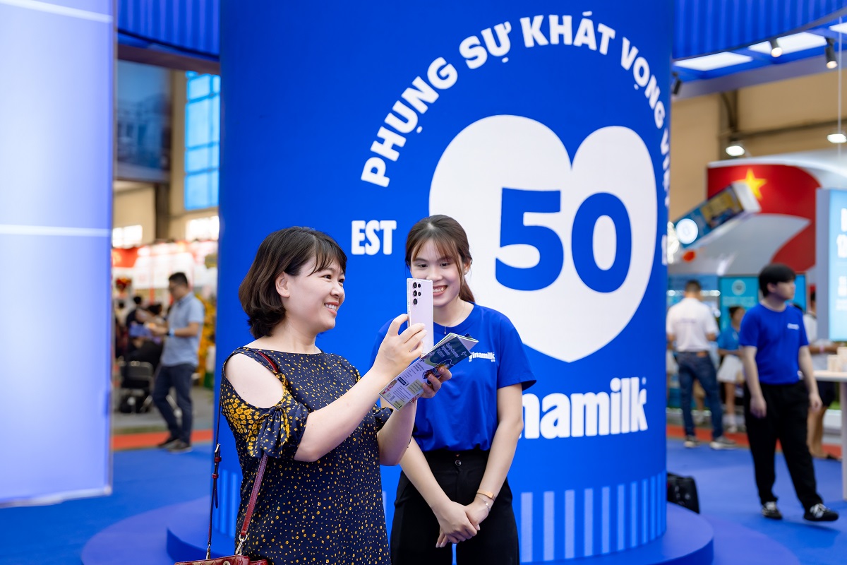 Khách tham quan tương tác tại khu vực “trái tim phụng sự” để khám phá câu chuyện 50 năm của Vinamilk (Ảnh: Duy Cường). Khách tham quan tương tác tại khu vực “trái tim phụng sự” để khám phá câu chuyện 50 năm của Vinamilk (Ảnh: Duy Cường).