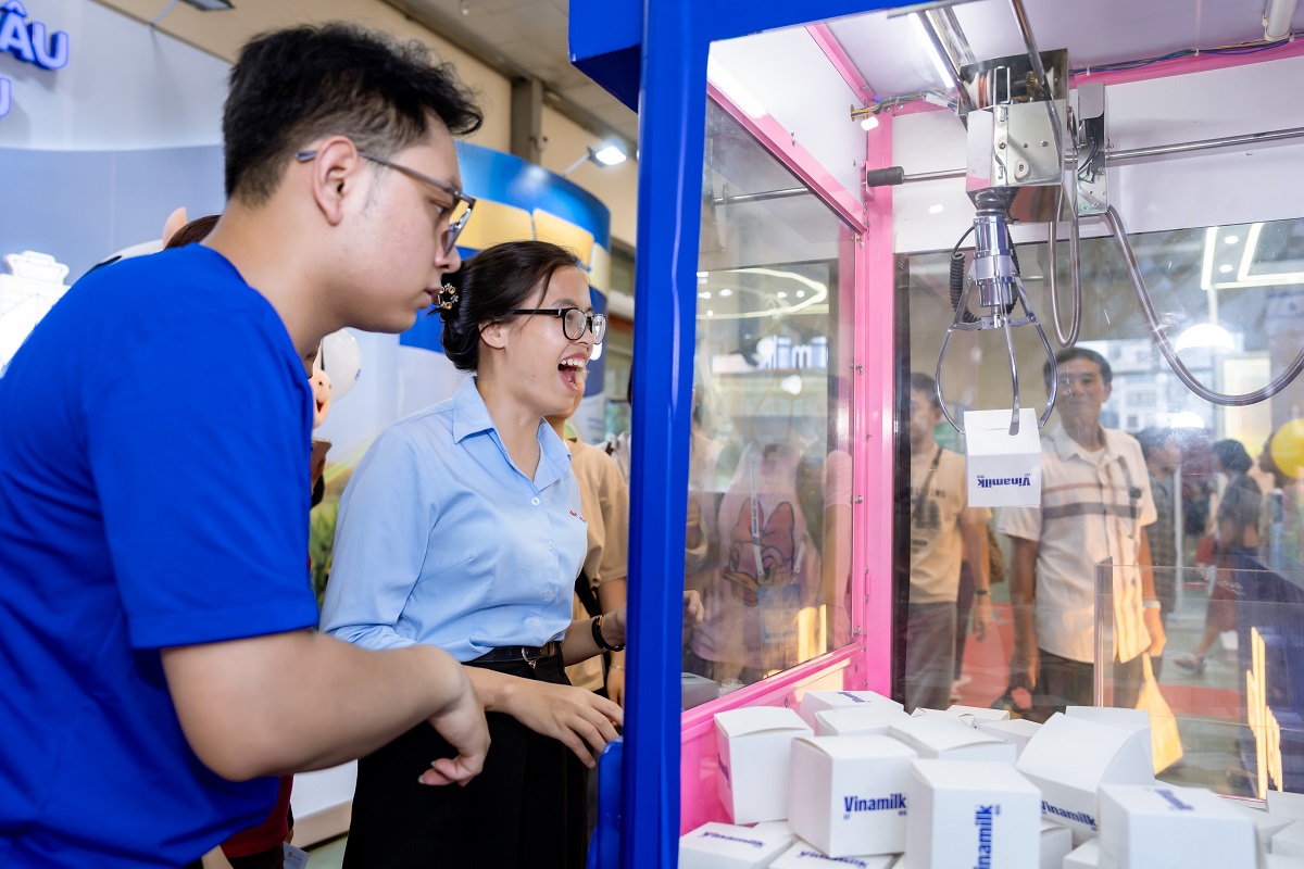 Các hoạt động tương tác đổi quà diễn ra xuyên suốt, thu hút sự quan tâm của nhiều khách tham quan (Ảnh: Duy Cường). Các hoạt động tương tác đổi quà diễn ra xuyên suốt, thu hút sự quan tâm của nhiều khách tham quan (Ảnh: Duy Cường).