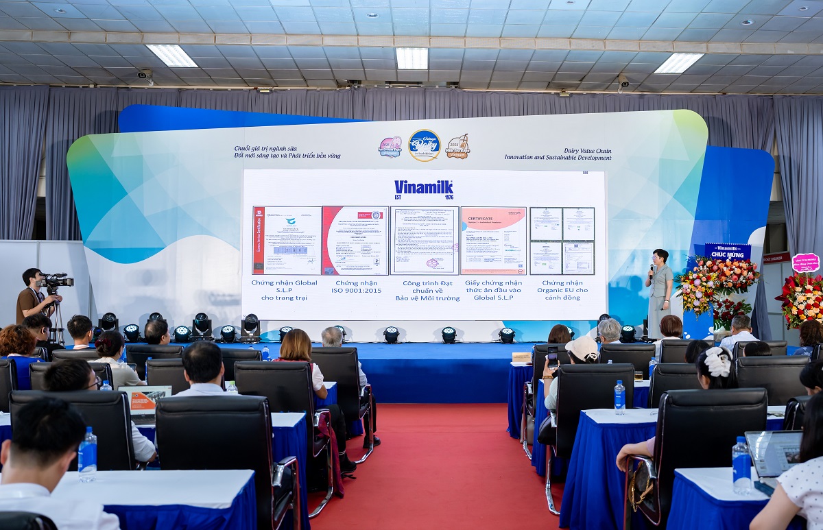 Bà Nguyễn Thị Nga – Trưởng bộ phận Quản lý nguồn sữa tươi nguyên liệu Vinamilk chia sẻ về chuyển đổi xanh trong chăn nuôi bò sữa (Ảnh: Duy Cường). Bà Nguyễn Thị Nga – Trưởng bộ phận Quản lý nguồn sữa tươi nguyên liệu Vinamilk chia sẻ về chuyển đổi xanh trong chăn nuôi bò sữa (Ảnh: Duy Cường).