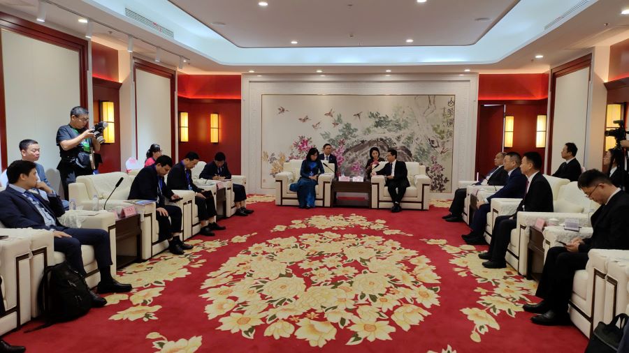 Bà Đặng Thị Ngọc Mai, Tỉnh ủy viên, Phó Chủ tịch HĐND tỉnh Tây Ninh phát biểu tại buổi làm việc Bà Đặng Thị Ngọc Mai, Tỉnh ủy viên, Phó Chủ tịch HĐND tỉnh Tây Ninh phát biểu tại buổi làm việc