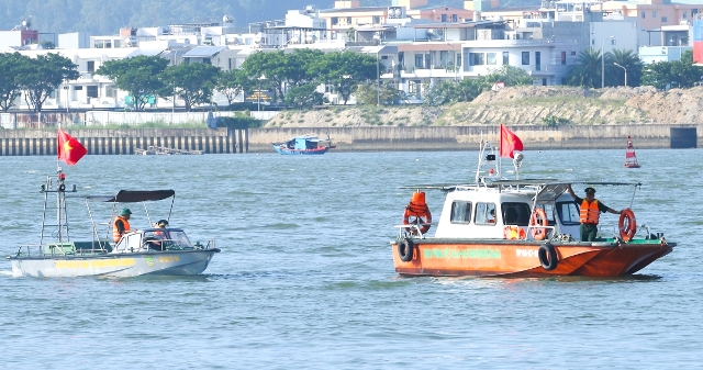 Bộ đội Bi&ecirc;n ph&ograve;ng Đ&agrave; Nẵng huy động phương tiện, t&agrave;u thuyền tham gia