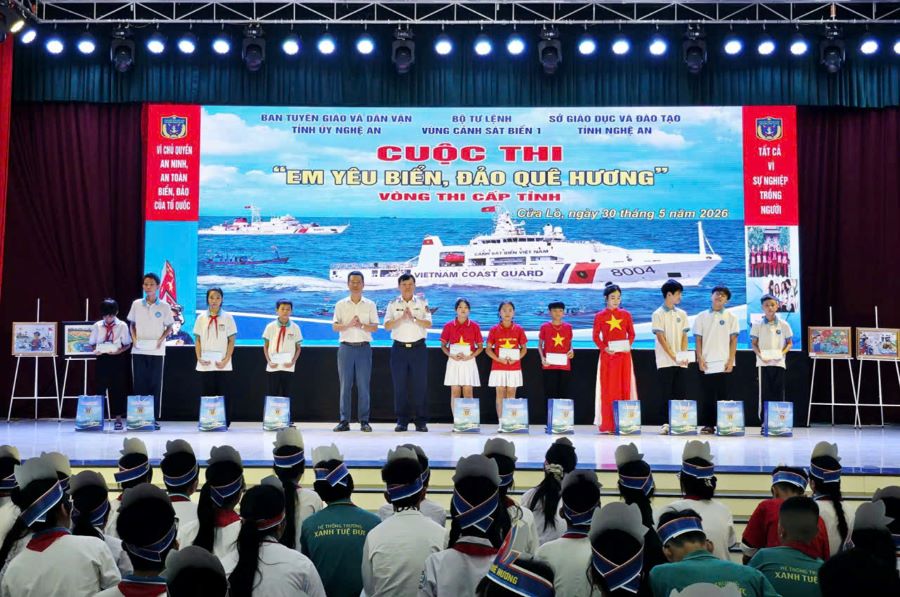 Đại t&aacute; Trần Văn Năm - Chủ nhiệm Ch&iacute;nh trị Bộ Tư lệnh V&ugrave;ng Cảnh s&aacute;t biển 1 v&agrave; đại diện Ban Tuy&ecirc;n gi&aacute;o v&agrave; D&acirc;n vận tỉnh ủy Nghệ An trao qu&agrave; cho c&aacute;c em học sinh c&oacute; ho&agrave;n cảnh kh&oacute; khăn