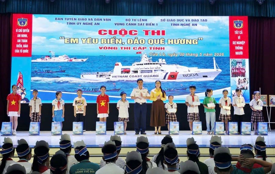 Đại diện Ban Tổ chức trao qu&agrave; cho c&aacute;c em học sinh c&oacute; ho&agrave;n cảnh kh&oacute; khăn