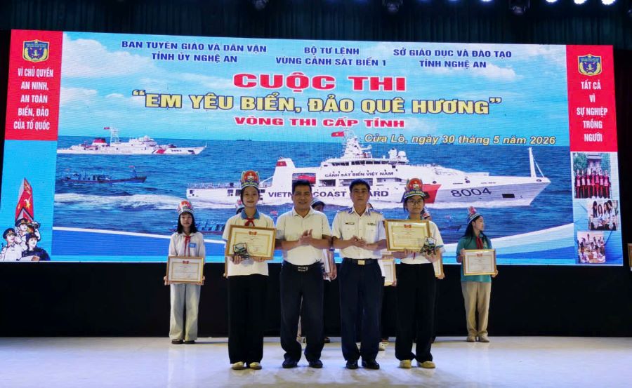 Ban Tổ chức trao giải cho c&aacute;c em học sinh đạt th&agrave;nh t&iacute;ch xuất sắc