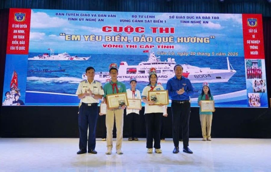 Ban Tổ chức trao giải cho c&aacute;c em học sinh đạt th&agrave;nh t&iacute;ch xuất sắc