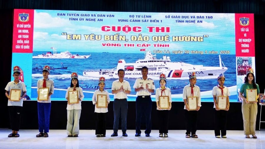 Ban Tổ chức trao giải cho c&aacute;c em học sinh đạt th&agrave;nh t&iacute;ch xuất sắc