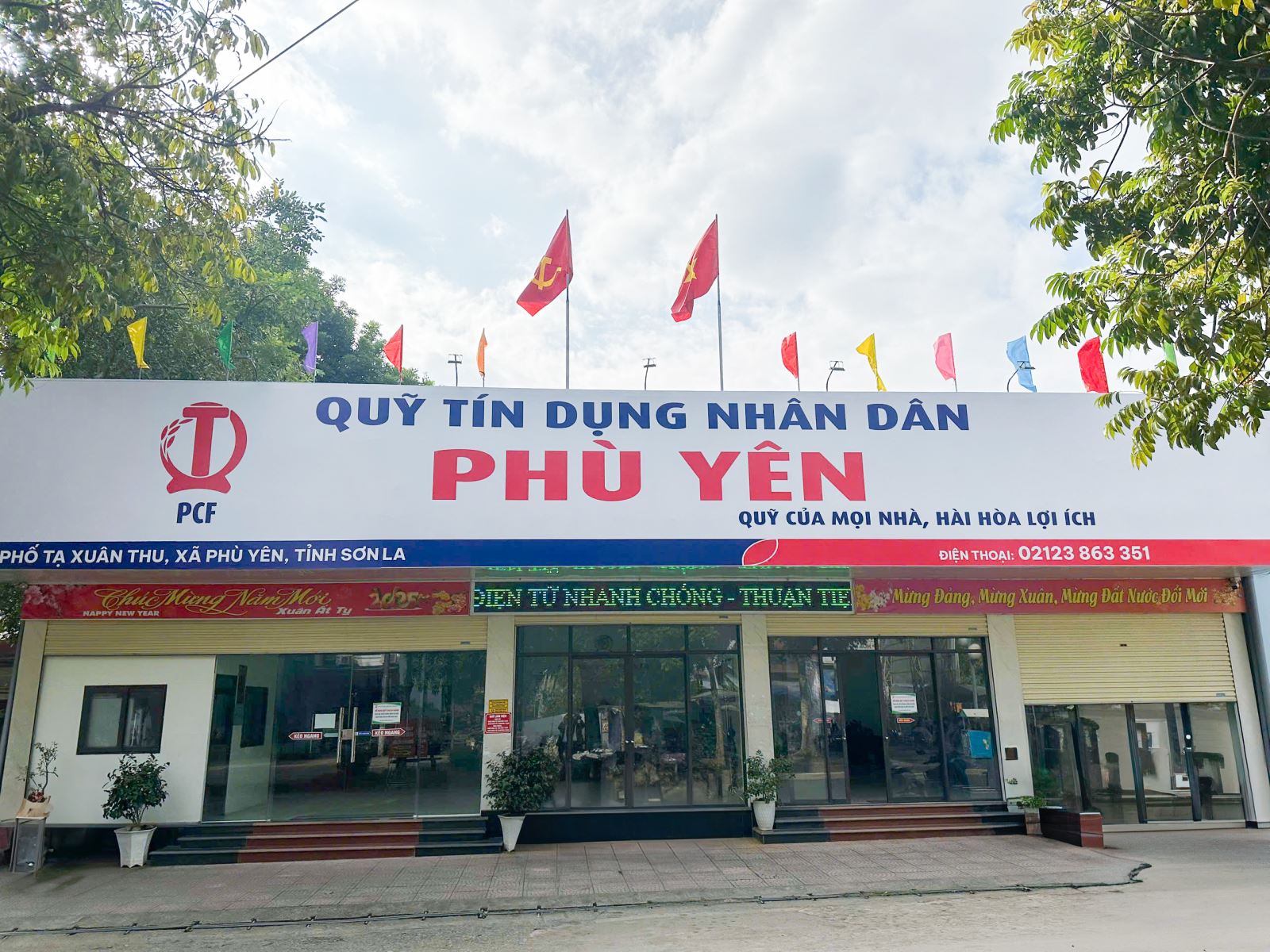 Biển hiệu QTDND Ph&ugrave; Y&ecirc;n theo bộ nhận diện thương hiệu