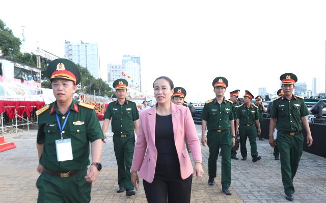 Ph&oacute; Chủ tịch UBND TP. Đ&agrave; nẵng Nguyễn Thị Anh Thi kiểm tra, r&agrave; so&aacute;t khu vực s&acirc;n khấu v&agrave; kh&aacute;n đ&agrave;i ph&aacute;o hoa.