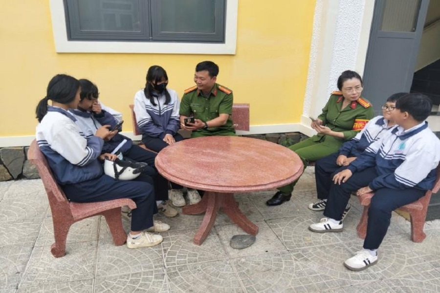 Công an phường Xuân Trường - Đà Lạt tuyên truyền cho học sinh về các thủ đoạn lừa đảo trực tuyến. Ảnh: Nguyên Luân Công an phường Xuân Trường - Đà Lạt tuyên truyền cho học sinh về các thủ đoạn lừa đảo trực tuyến. Ảnh: Nguyên Luân