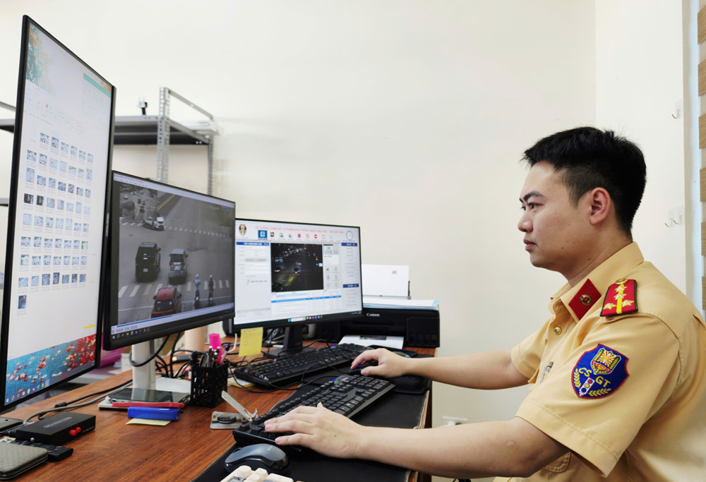 Cán bộ Phòng Cảnh sát giao thông trích xuất dữ liệu vi phạm từ camera phát hiện khoảng 170 trường hợp phương tiện gắn biển số giả. Cán bộ Phòng Cảnh sát giao thông trích xuất dữ liệu vi phạm từ camera phát hiện khoảng 170 trường hợp phương tiện gắn biển số giả.