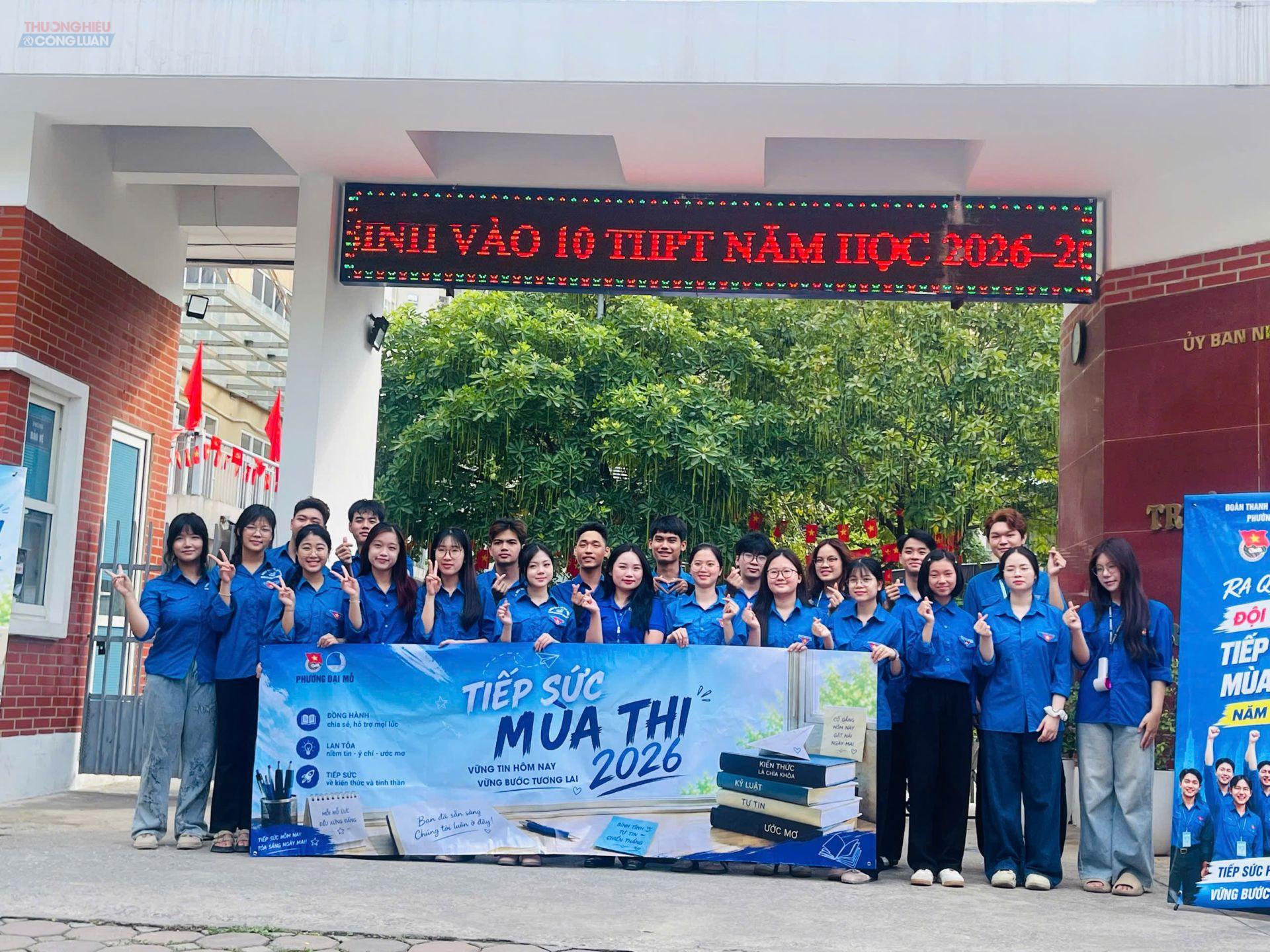 Đội sinh vi&ecirc;n t&igrave;nh nguyện tiếp sức cho c&aacute;c th&iacute; sinh