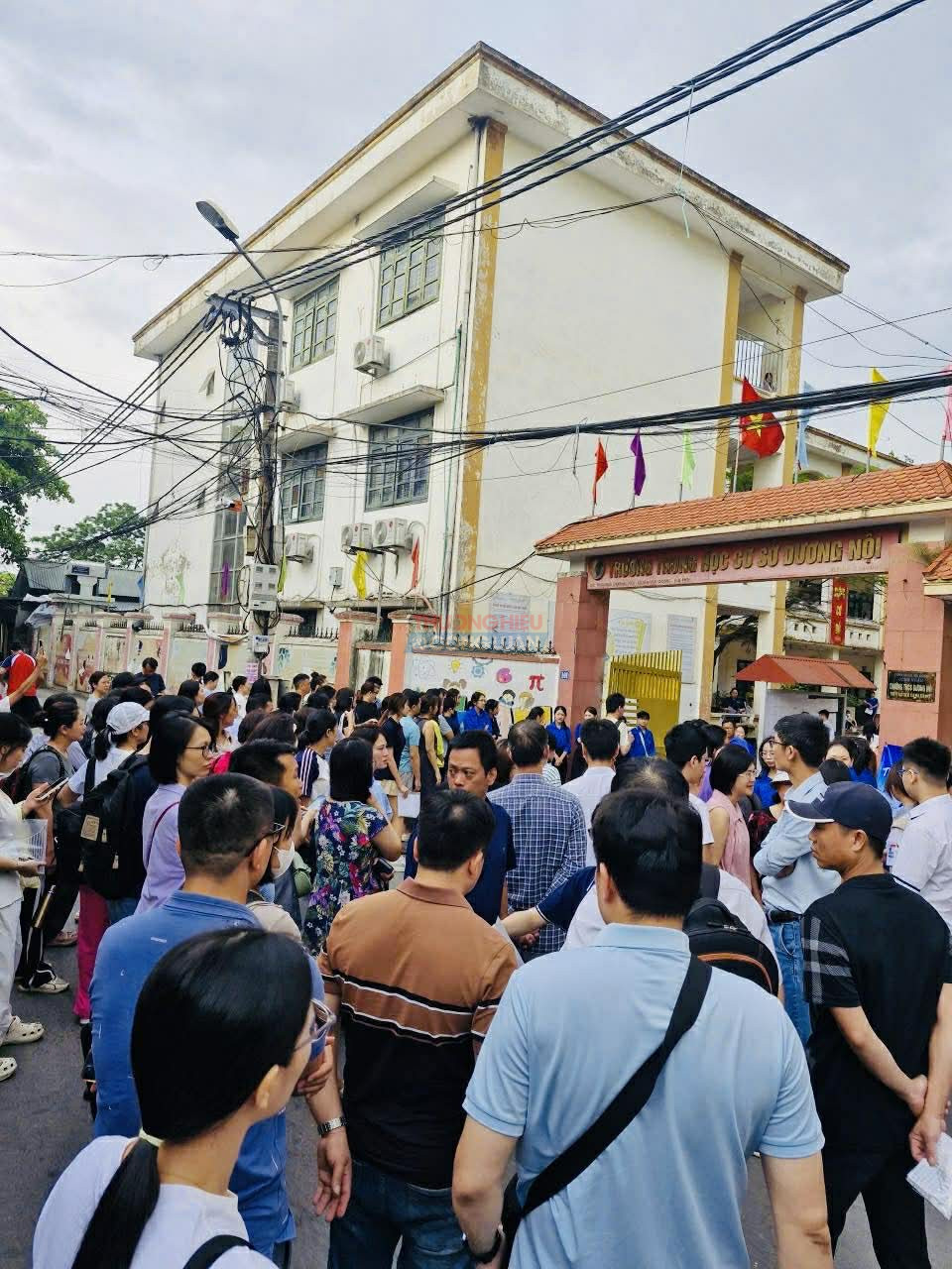 Không khí bên ngoài điểm thi Trường THCS Dương Nội - nơi đặt điểm thi của Trường THPT Lê Quý Đôn - trở nên căng thẳng khi hàng trăm phụ huynh nán lại chờ con hoàn thành bài thi thay vì trở về nhà. Không khí bên ngoài điểm thi Trường THCS Dương Nội - nơi đặt điểm thi của Trường THPT Lê Quý Đôn - trở nên căng thẳng khi hàng trăm phụ huynh nán lại chờ con hoàn thành bài thi thay vì trở về nhà.