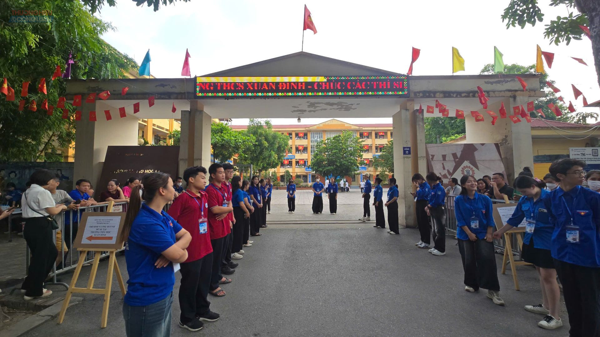 Tại c&aacute;c cổng trường, m&agrave;u &aacute;o xanh thanh ni&ecirc;n t&igrave;nh nguyện xuất hiện từ rất sớm để hỗ trợ th&iacute; sinh.