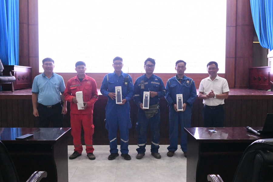 BSR biểu dương, khen thưởng c&aacute;c c&aacute; nh&acirc;n nh&agrave; thầu c&oacute; đ&oacute;ng g&oacute;p t&iacute;ch cực trong c&ocirc;ng t&aacute;c an to&agrave;n lao động v&agrave; x&acirc;y dựng văn h&oacute;a an to&agrave;n