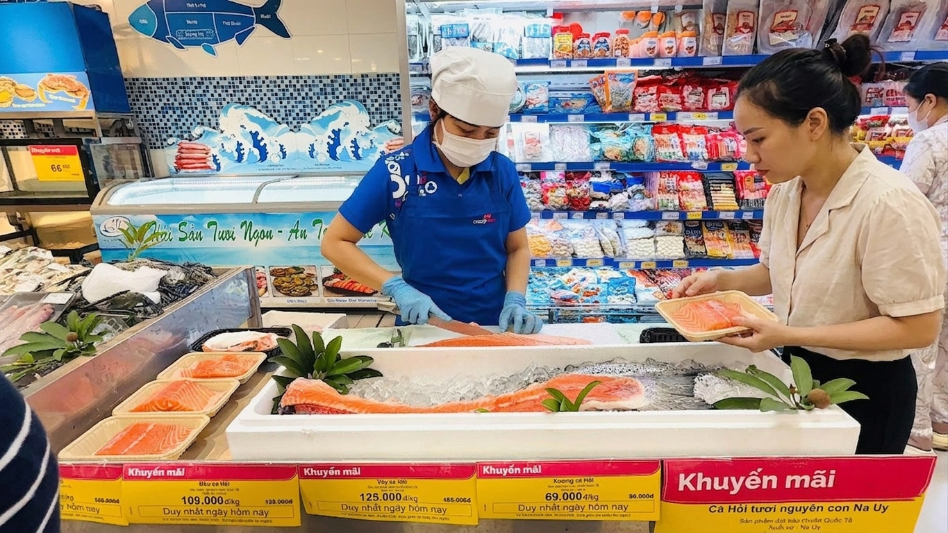 Người tiêu dùng mua sắm các mặt hàng giải nhiệt và thực phẩm tươi sống tại hệ thống siêu thị Saigon Co.op trong mùa hè 2026. Người tiêu dùng mua sắm các mặt hàng giải nhiệt và thực phẩm tươi sống tại hệ thống siêu thị Saigon Co.op trong mùa hè 2026.