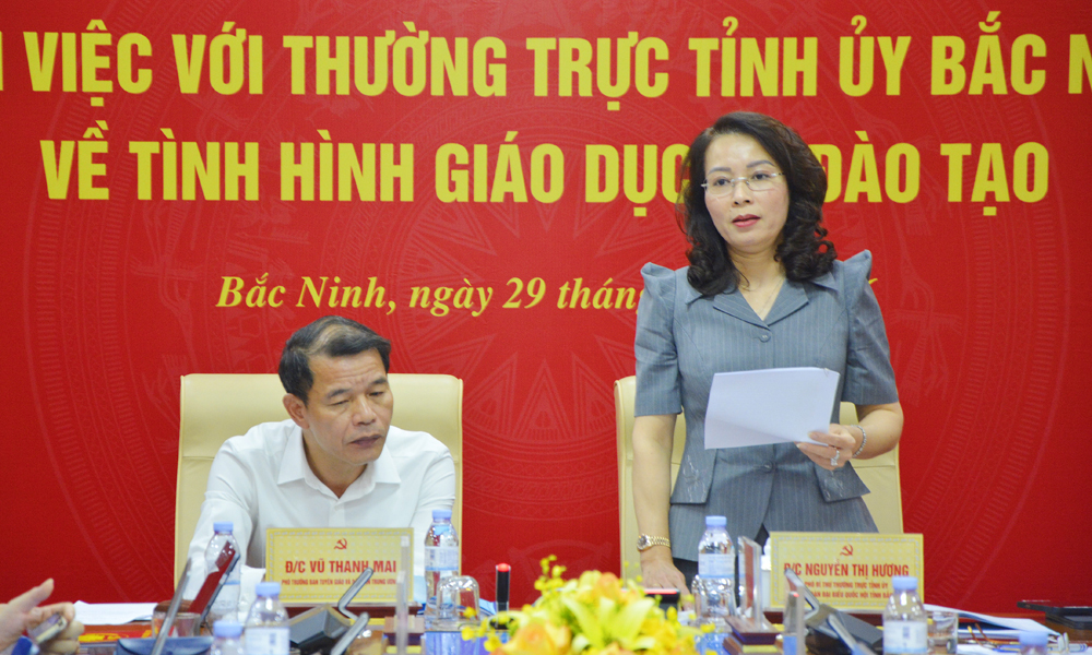 Đồng ch&iacute; Nguyễn Thị Hương ph&aacute;t biểu tại buổi l&agrave;m việc.