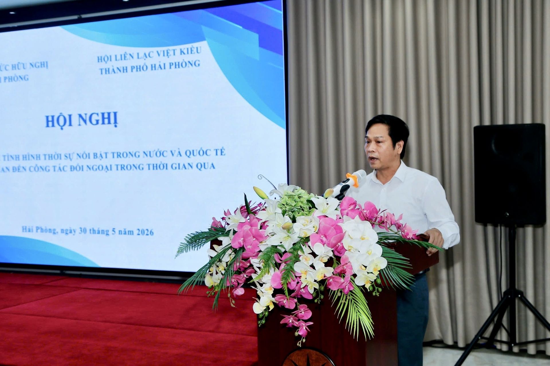 Chủ tịch Li&ecirc;n hiệp c&aacute;c tổ chức hữu nghị th&agrave;nh phố Nguyễn Văn Thụ ph&aacute;t biểu khai mạc Hội nghị.