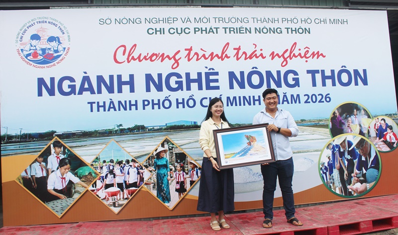 Đại diện Chi cục Ph&aacute;t triển N&ocirc;ng th&ocirc;n, Sở N&ocirc;ng nghiệp v&agrave; M&ocirc;i trường TP HCM trao qua lưu niệm cho cơ sở sản xuất muối Phương Hiền