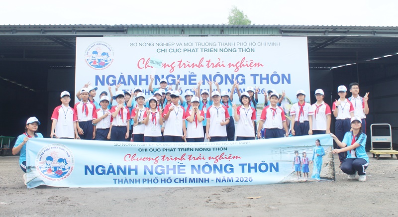 C&aacute;c em sắp xếp đội h&igrave;nh chụp bức h&igrave;nh đẹp nhất tại cơ sở l&agrave;m muối
