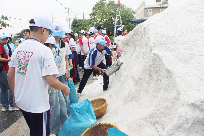 Ban đầu c&ograve;n bỡ ngỡ nhưng sau đ&oacute; c&aacute;c em lao động hăng h&aacute;i