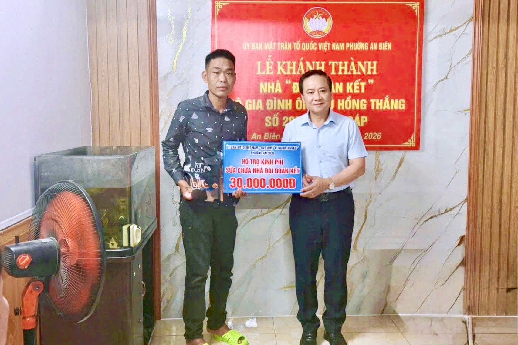 L&atilde;nh đạo phường An Bi&ecirc;n trao kinh ph&iacute; hỗ trợ x&acirc;y nh&agrave; 