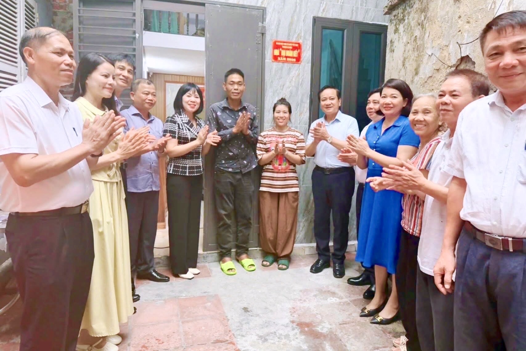 L&atilde;nh đạo phường An Bi&ecirc;n cắt băng kh&aacute;nh th&agrave;nh nh&agrave; 
