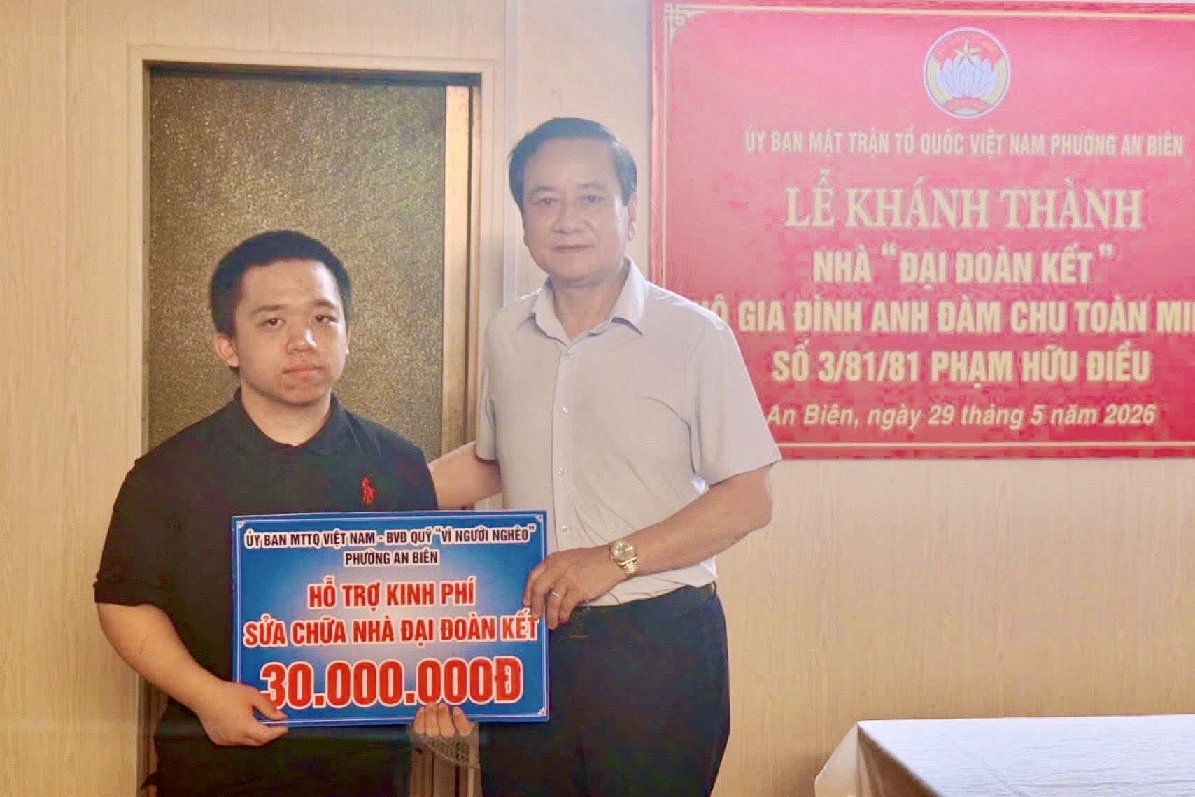 L&atilde;nh đạo phường An Bi&ecirc;n trao kinh ph&iacute; hỗ trợ x&acirc;y nh&agrave; 