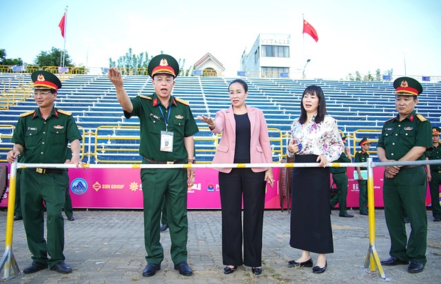 Ph&oacute; Chủ tịch UBND th&agrave;nh phố Nguyễn Thị Anh Thi kiểm tra, r&agrave; so&aacute;t s&acirc;n khấu, kh&aacute;n đ&agrave;i trước đ&ecirc;m khai mạc DIFF 2026.