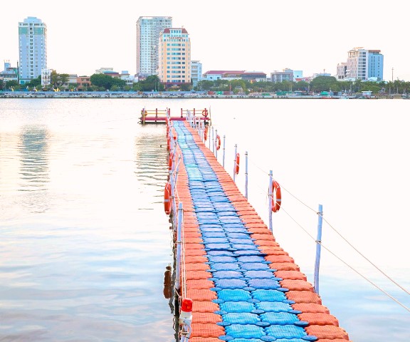 Hệ thống cầu phao tr&ecirc;n s&ocirc;ng H&agrave;n được lắp đặt ph&iacute;a trước khu vực kh&aacute;n đ&agrave;i phục vụ c&ocirc;ng t&aacute;c tho&aacute;t hiểm, cứu hộ trong thời gian diễn ra DIFF 2026.