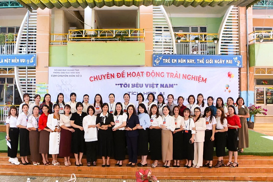 L&atilde;nh đạo Ph&ograve;ng GDMN-Sở GD&ĐT tỉnh L&acirc;m Đồng chụp h&igrave;nh lưu niệm c&ugrave;ng CB, GV cụm chuy&ecirc;n m&ocirc;n số 3. Ảnh: Ph&ograve;ng GDMN