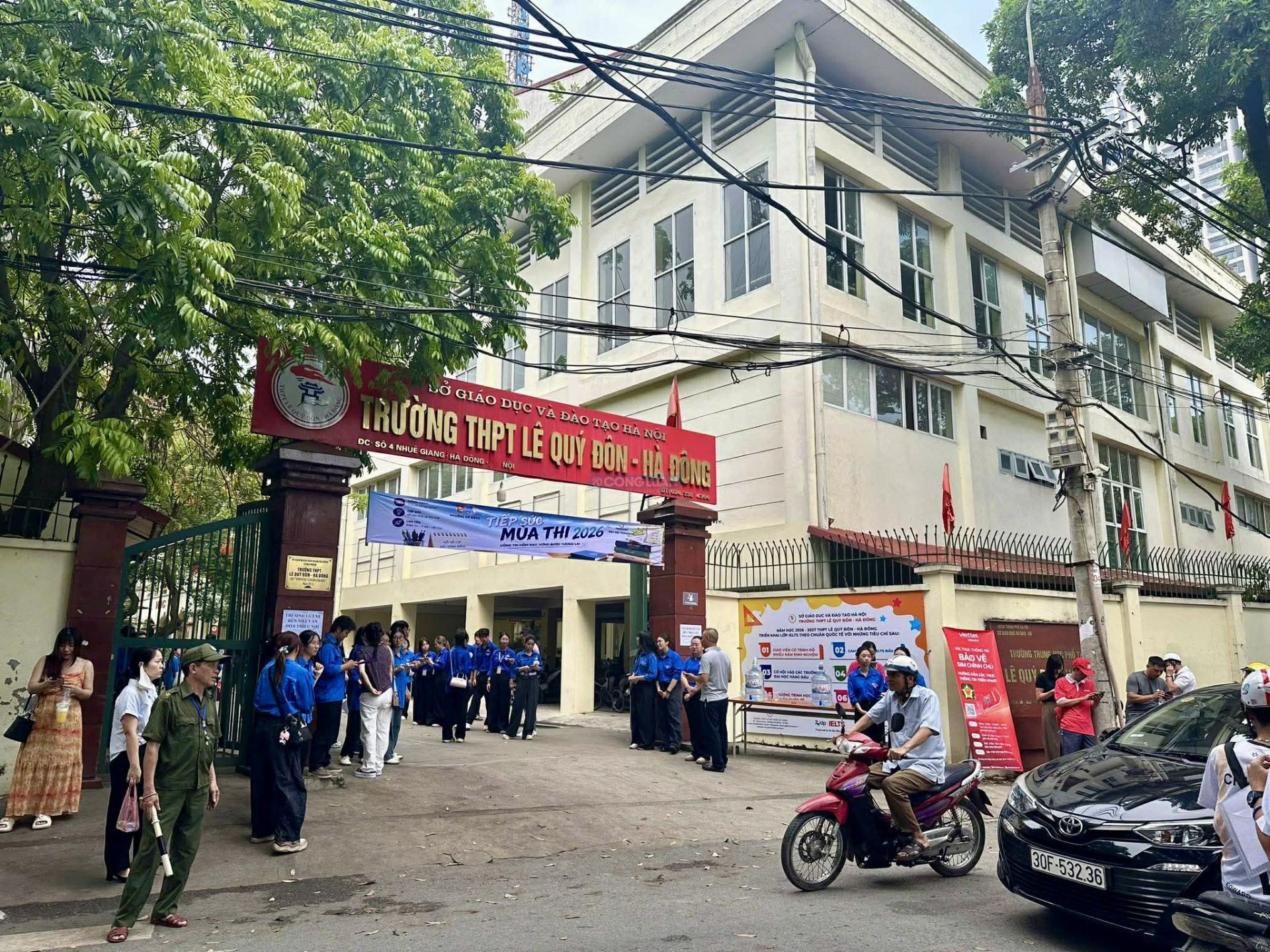 Phụ huynh đưa con đến điểm thi Trường THPT Lê Quý Đôn từ sớm để tránh ùn tắc giao thông, đồng thời dành những lời động viên cuối cùng trước khi các em bước vào môn thi đầu tiên. Phụ huynh đưa con đến điểm thi Trường THPT Lê Quý Đôn từ sớm để tránh ùn tắc giao thông, đồng thời dành những lời động viên cuối cùng trước khi các em bước vào môn thi đầu tiên.