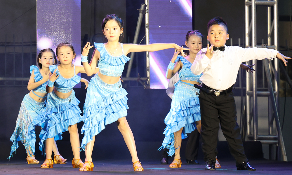 Thiếu nhi Câu lạc bộ Dancesport Elite Kids (xã Kép) biểu diễn tại Liên hoan. Thiếu nhi Câu lạc bộ Dancesport Elite Kids (xã Kép) biểu diễn tại Liên hoan.