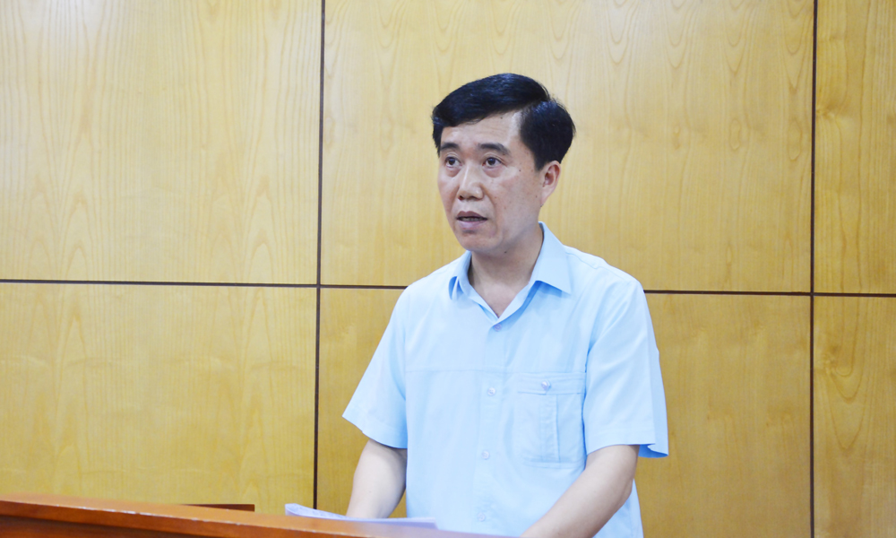 Đồng ch&iacute; Ng&ocirc; Văn Li&ecirc;n, Ph&oacute; Trưởng Ban Tuy&ecirc;n gi&aacute;o v&agrave; D&acirc;n vận Tỉnh ủy tr&igrave;nh b&agrave;y c&aacute;c b&aacute;o c&aacute;o.
