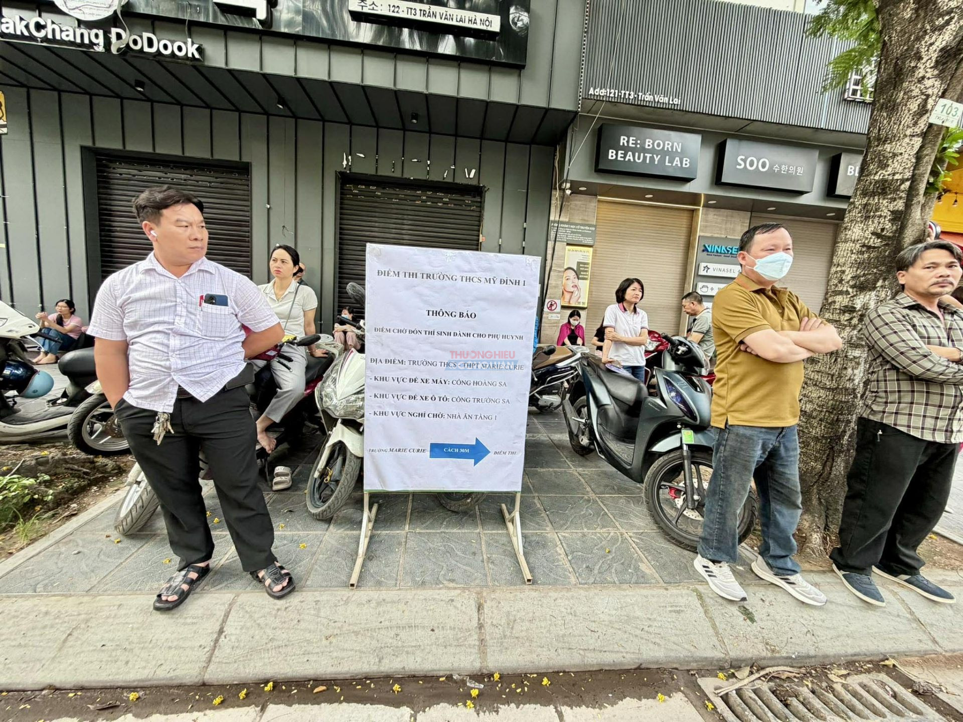 Phụ huynh tập trung trước cổng điểm thi THCS Mỹ Đình từ sáng sớm. Dù con đã vào phòng thi, nhiều người vẫn không dám rời đi vì quá hồi hộp, chỉ mong con hoàn thành tốt bài thi trong kỳ tuyển sinh lớp 10 có tỷ lệ cạnh tranh cao tại Hà Nội. Phụ huynh tập trung trước cổng điểm thi THCS Mỹ Đình từ sáng sớm. Dù con đã vào phòng thi, nhiều người vẫn không dám rời đi vì quá hồi hộp, chỉ mong con hoàn thành tốt bài thi trong kỳ tuyển sinh lớp 10 có tỷ lệ cạnh tranh cao tại Hà Nội.