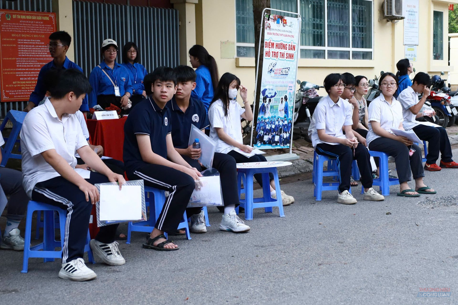 Thí sinh tranh thủ nghỉ ngơi, uống nước tại khu vực Thí sinh tranh thủ nghỉ ngơi, uống nước tại khu vực