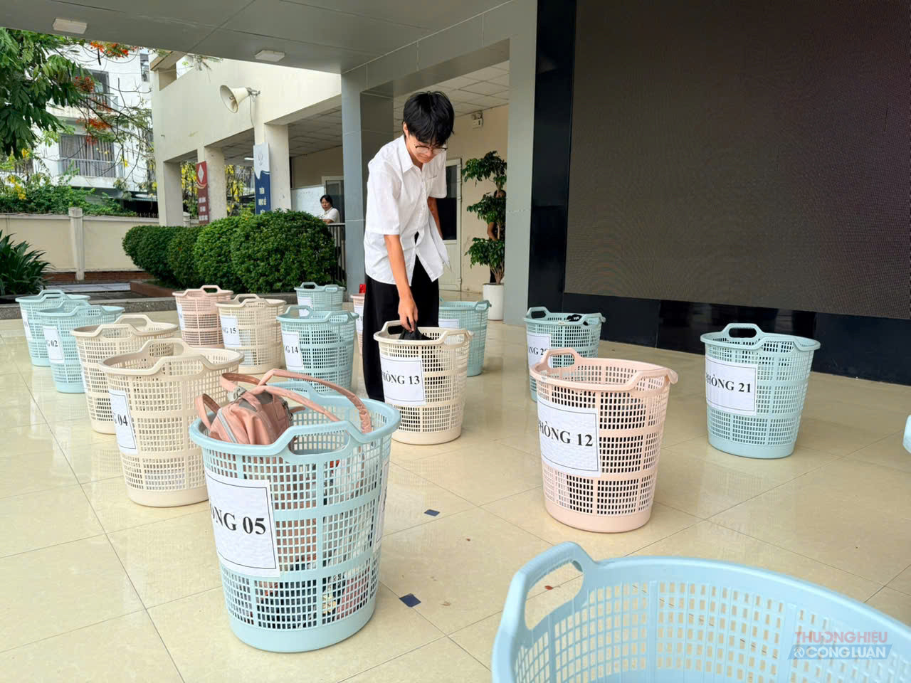 Khu vực để đồ cho thí sinh trước khi vào phòng thi. Khu vực để đồ cho thí sinh trước khi vào phòng thi.