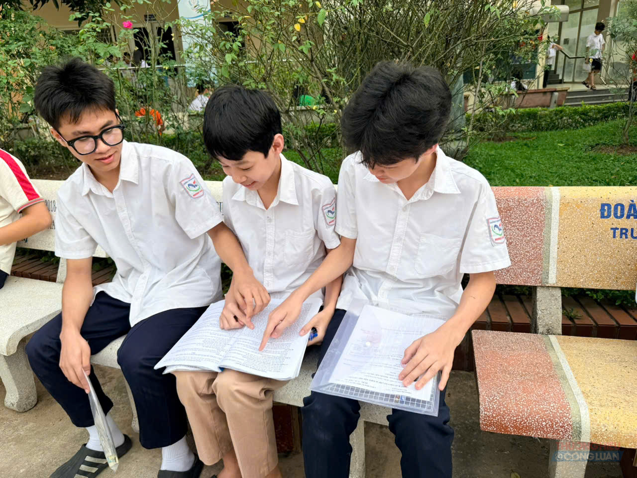 Các thí sinh cùng tranh thủ xem lại bài trước giờ thi. Các thí sinh cùng tranh thủ xem lại bài trước giờ thi.