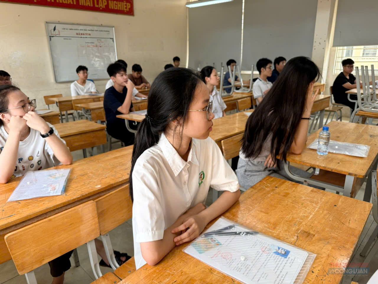 Thí sinh ổn định trong phòng thi chờ phát đề. Thí sinh ổn định trong phòng thi chờ phát đề.