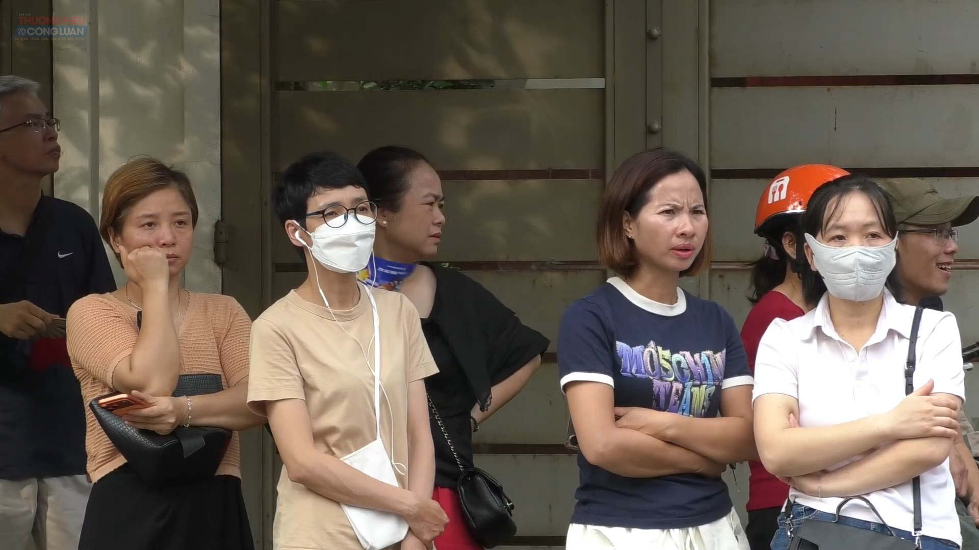 “Mẹ sẽ đứng ngoài đợi con”: Điểm tựa lớn nhất của sĩ tử trong kỳ thi lớp 10