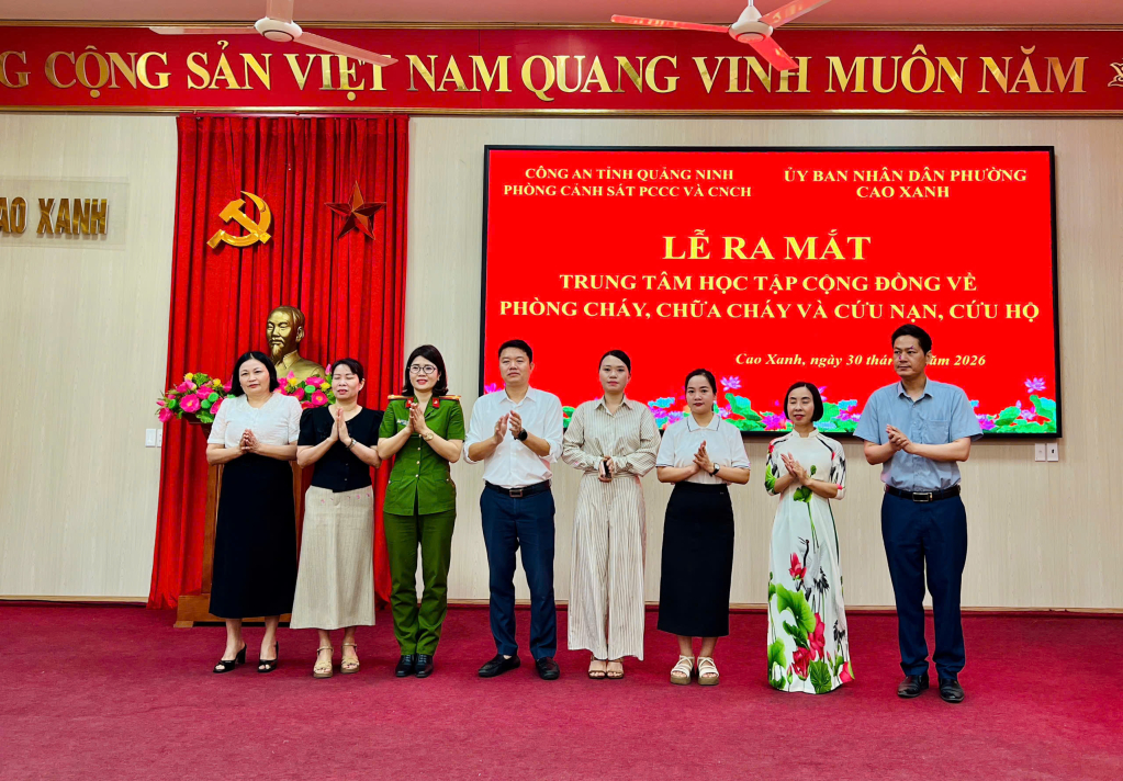 Ban l&atilde;nh đạo Trung t&acirc;m học tập cộng đồng về PCCC&CNCH phường Cao Xanh ra mắt