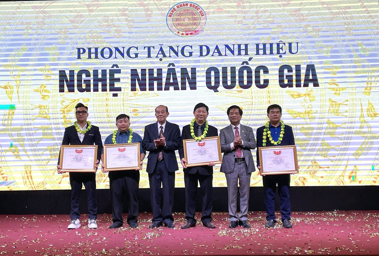 Phong tặng danh hiệu Nghệ nh&acirc;n Quốc gia