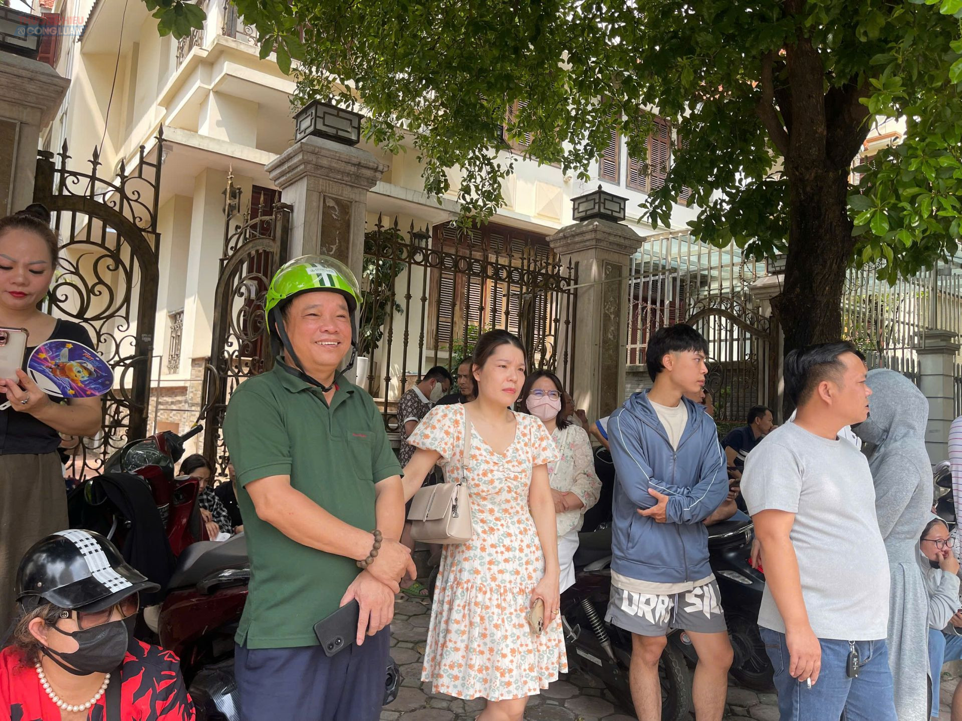Bất chấp thời tiết nắng n&oacute;ng, nhiều phụ huynh vẫn đứng ngo&agrave;i d&otilde;i theo c&aacute;c sĩ tử bước v&agrave;o m&ocirc;n thi đầu ti&ecirc;n