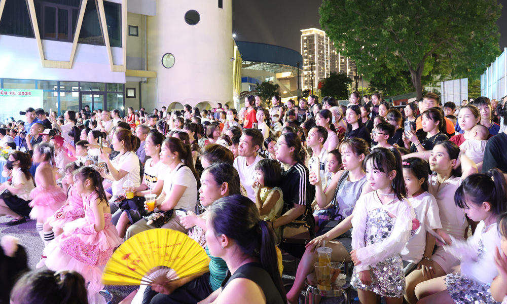 Đông đảo phụ huynh và thiếu nhi cổ vũ cho các đội tại Liên hoan. Đông đảo phụ huynh và thiếu nhi cổ vũ cho các đội tại Liên hoan.