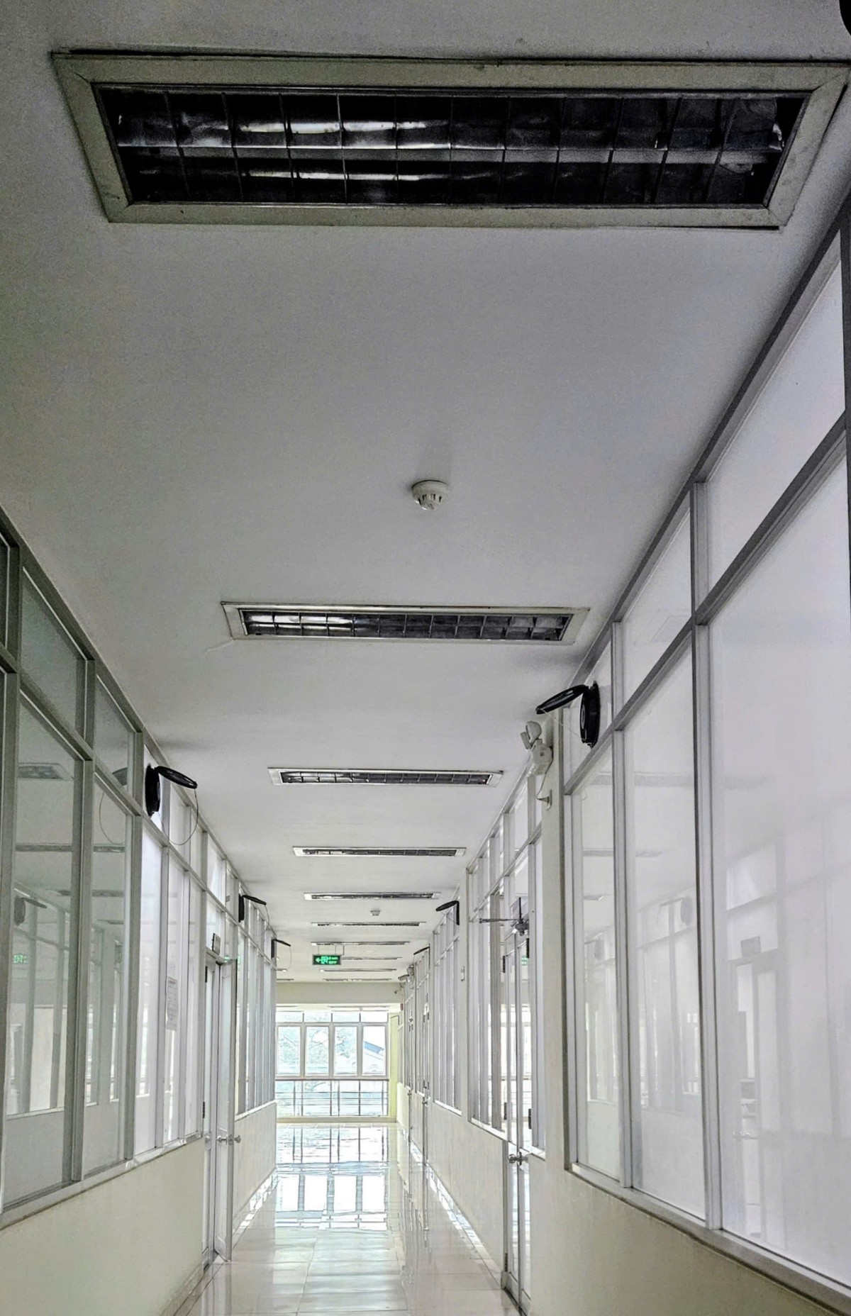 Tại trụ sở Cơ quan EVNSPC, vào ban ngày, tắt hoàn toàn đèn hành lang để tận dụng ánh sáng tự nhiên Tại trụ sở Cơ quan EVNSPC, vào ban ngày, tắt hoàn toàn đèn hành lang để tận dụng ánh sáng tự nhiên