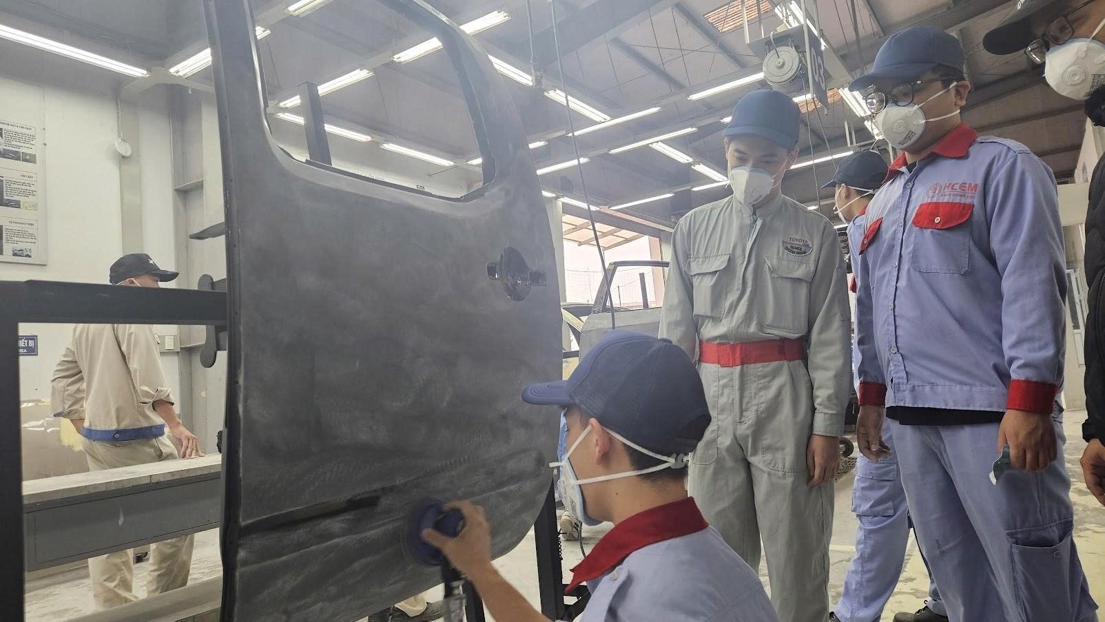 Sinh vi&ecirc;n được đ&agrave;o tạo trong chương tr&igrave;nh Học bổng dạy nghề Toyota