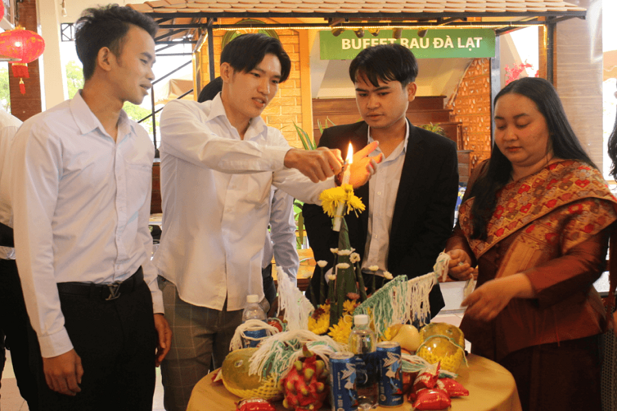 Sinh viên tỉnh Champasak - Lào đón Tết cổ truyền Lào tại Lâm Đồng. Sinh viên tỉnh Champasak - Lào đón Tết cổ truyền Lào tại Lâm Đồng.