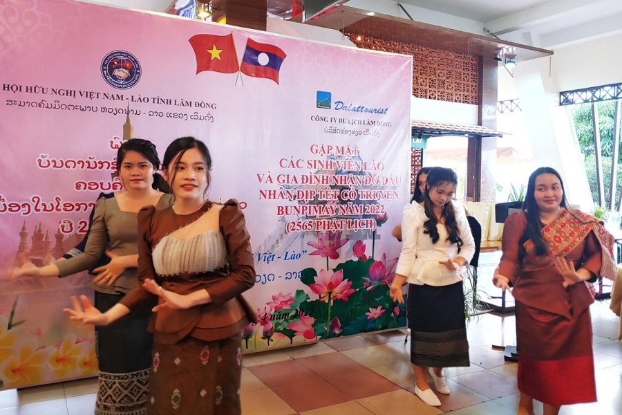 Sinh viên tỉnh Champasak - Lào học tập tại Trường Đại học Đà Lạt biểu diễn điệu múa Lăm-vông truyền thống. Ảnh: Quỳnh Uyển Sinh viên tỉnh Champasak - Lào học tập tại Trường Đại học Đà Lạt biểu diễn điệu múa Lăm-vông truyền thống. Ảnh: Quỳnh Uyển