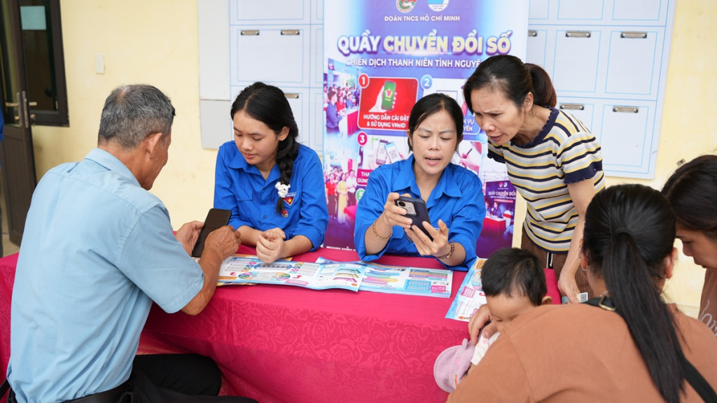 Đo&agrave;n vi&ecirc;n x&atilde; Đ&ocirc;ng Ngũ hỗ trợ người d&acirc;n c&agrave;i đặt ứng dụng VNeID mức độ 2
